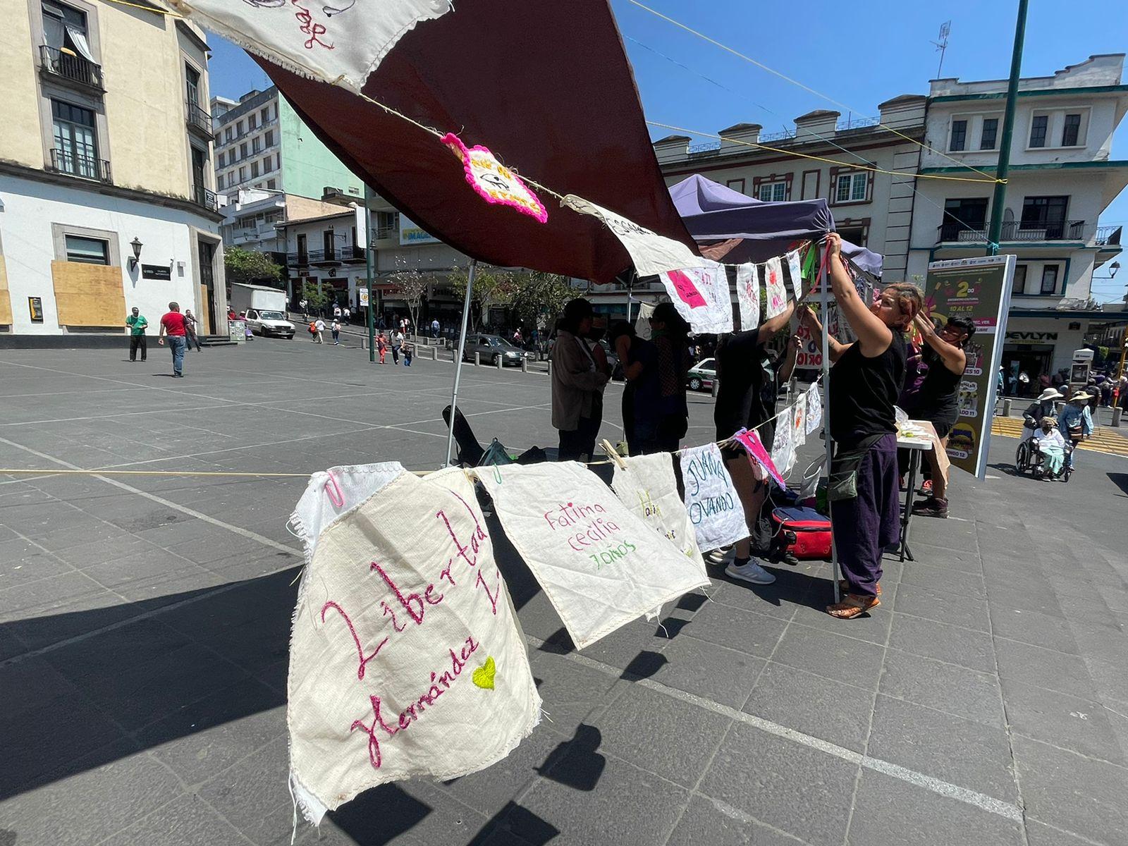 En 8M, bordan nombres de víctimas de feminicidio en Plaza Regina