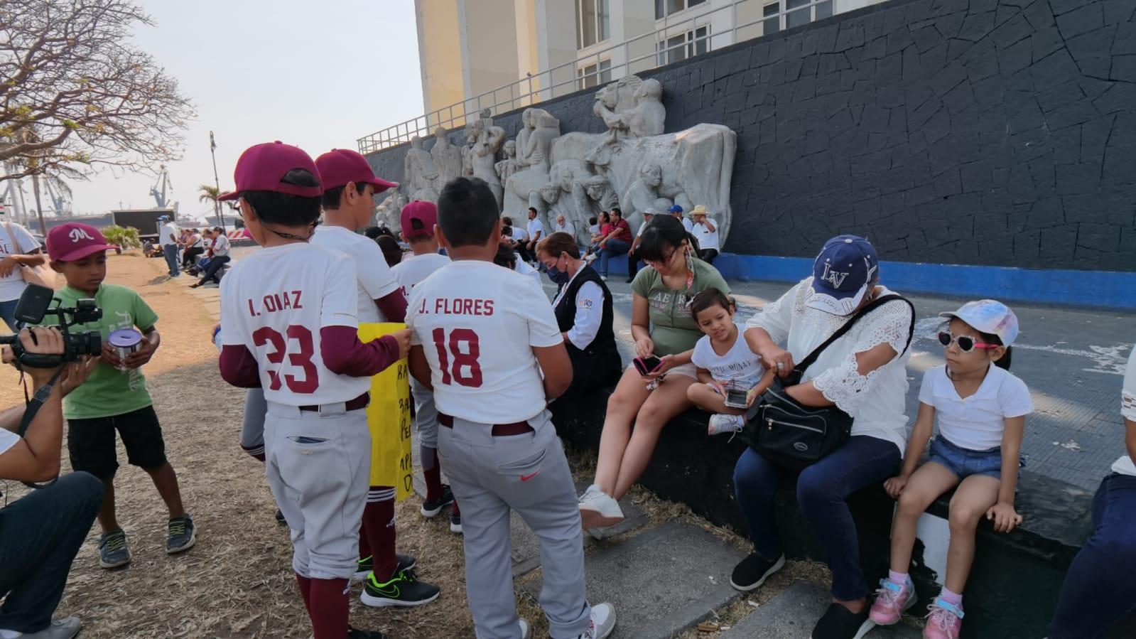 Niños beisbolistas botean en Día del Trabajo para viajar a Campeche