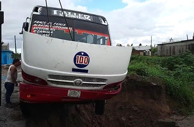 Tras lluvias, socavón 'se traga' autobús en Veracruz