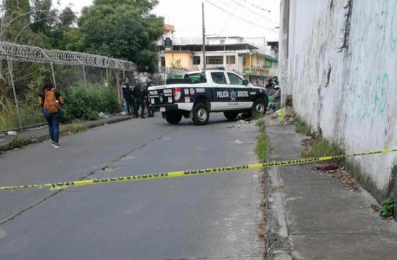 Hallan cadáver en bote de basura en plena calle de Xalapa