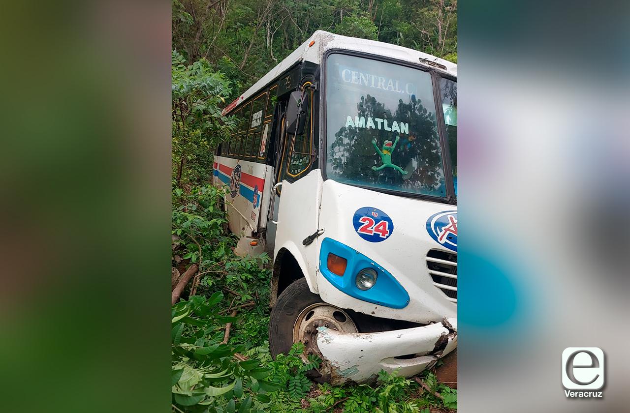 Autobús se queda sin frenos y cae en barranco en Coetzala
