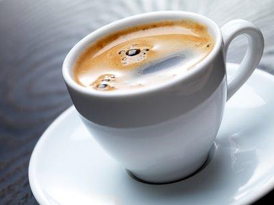 ¿Se excede en el consumo de cafeína o alcohol?