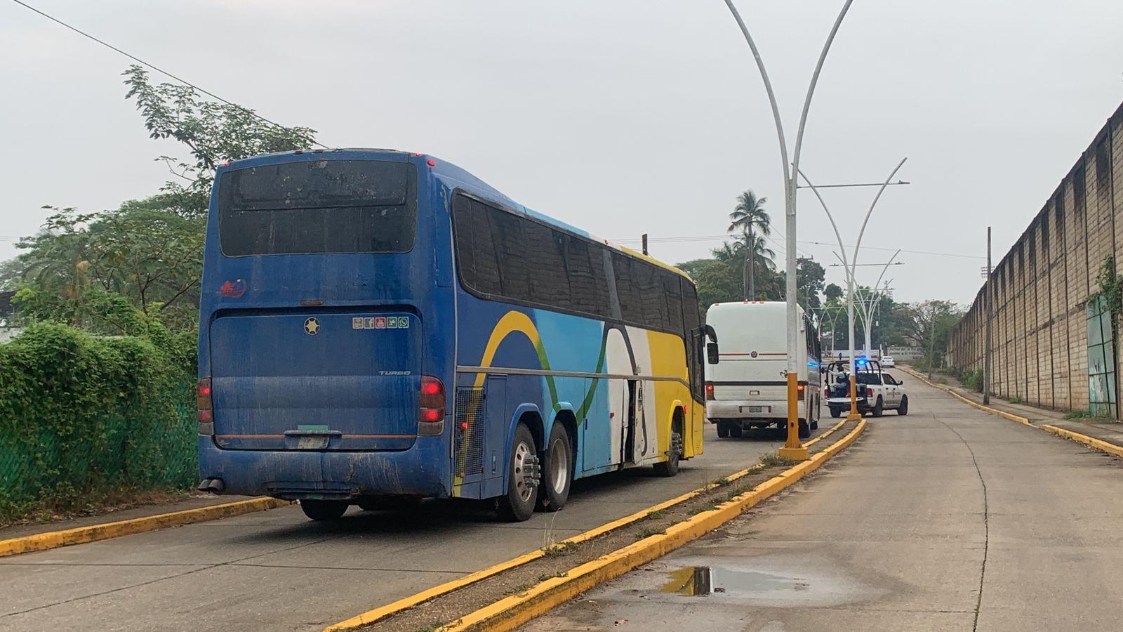 Aseguran tres autobuses con migrantes en Acayucan, en el sur de Veracruz