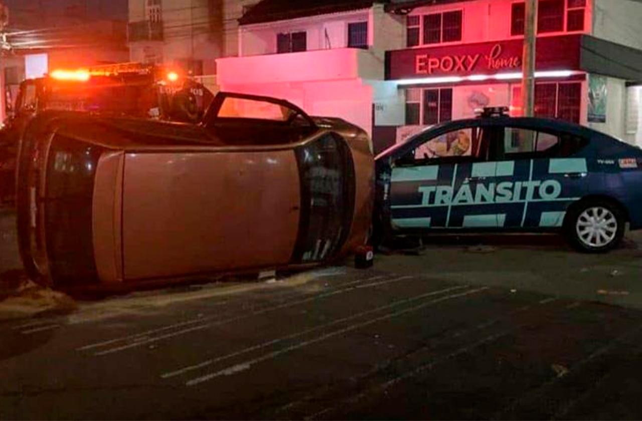 Camioneta se vuelca tras ser chocada por tránsitos en Veracruz 