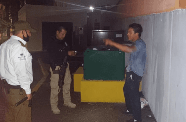 Capturan a presunto ladrón en plaza de Boca; golpeó con fierro a taxista