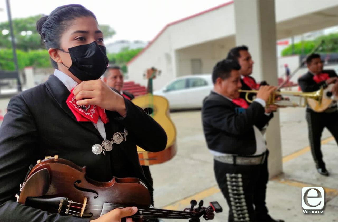 Carmen, la única mujer mariachi en Coatzacoalcos