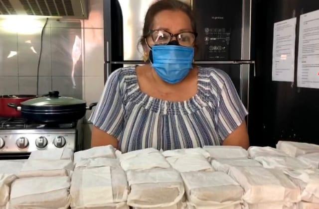 Con sándwiches, Rocío agradeció al personal de vacunación en Xalapa