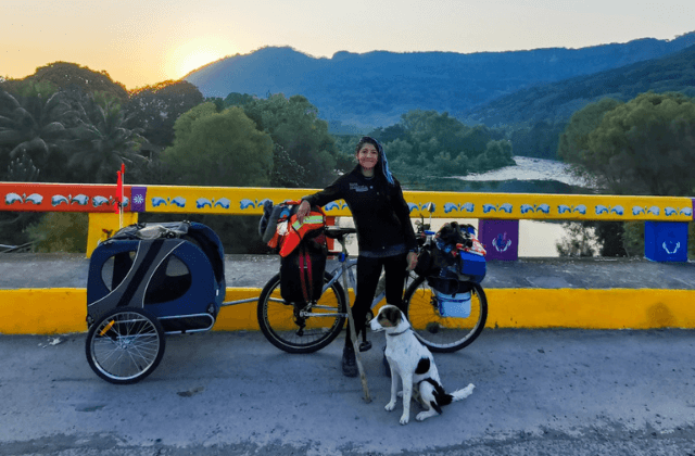 Celeste viaja en bici con su cachorra de Jalcomulco a San Luis Potosí
