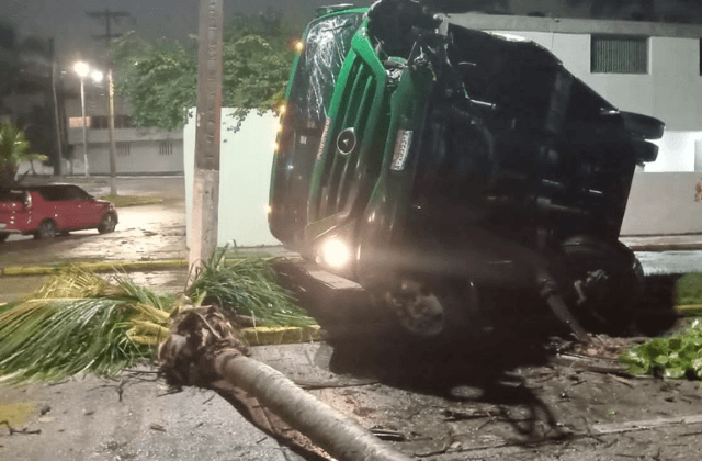 Chofer huye tras volcar autobús público en Coatzacoalcos