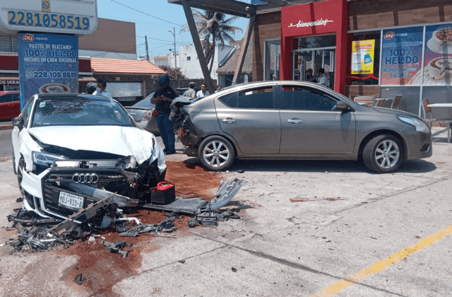 Chofer pierde el control y choca con auto estacionado en local de Boca