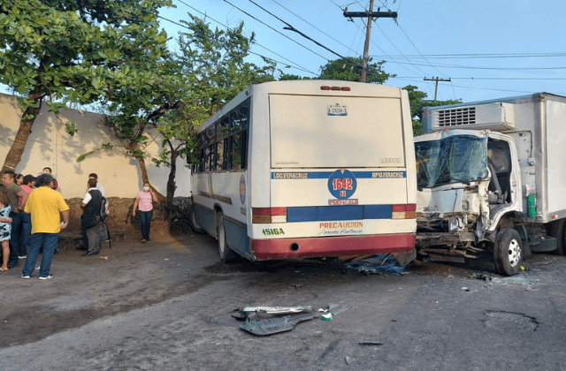 Chofer prensado tras choque entre urbano y camión de carga en Veracruz