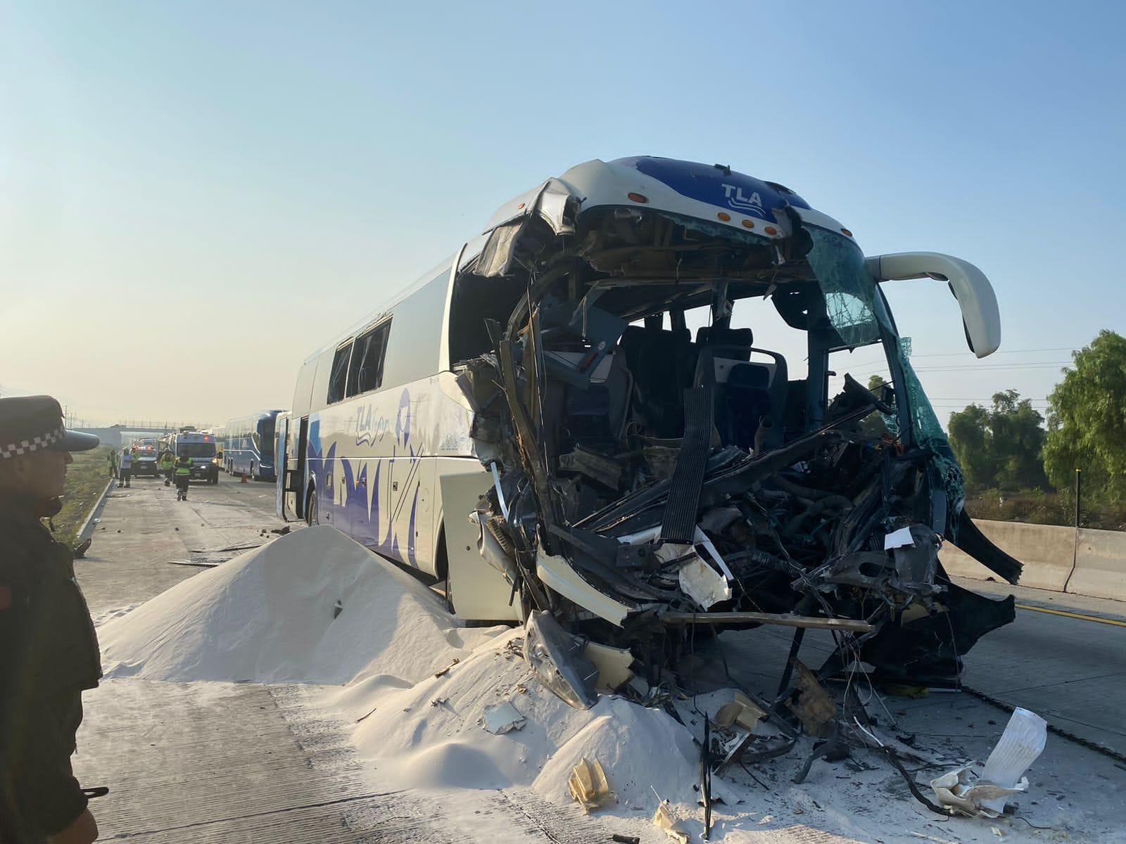 16 heridos por choque entre autobús y tráiler en autopista de Orizaba