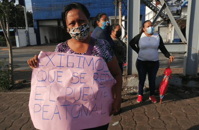 Protestan en Boca del Río para exigir reparación de puente peatonal