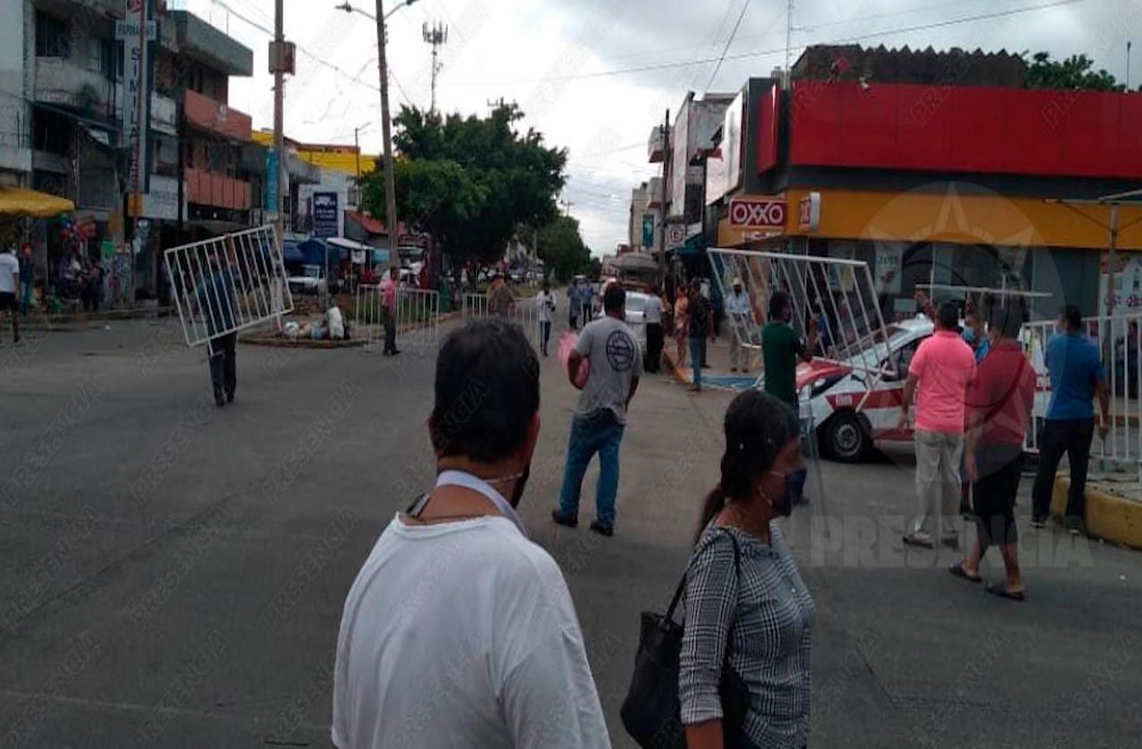 Comerciantes impiden cierres viales en Coatza