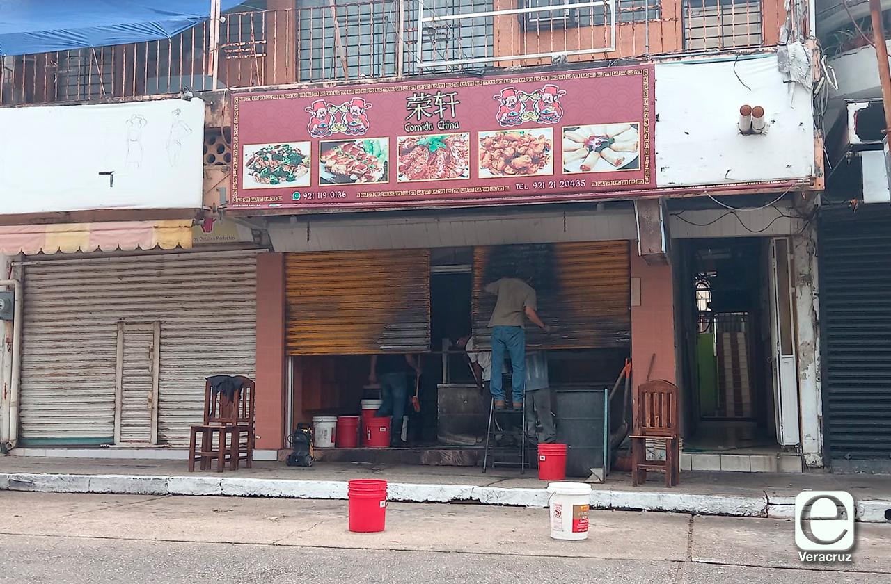 Con bombas molotov, atacan restaurante de comida china en Coatza 