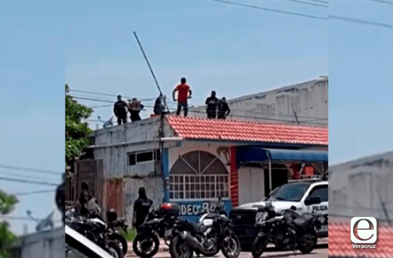 Con palos y sillas se enfrentan policías y presunto delincuente en Coatza
