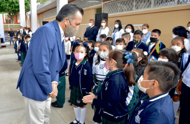 Con problemas en escuelas, más de un millón regresan a clases en Veracruz