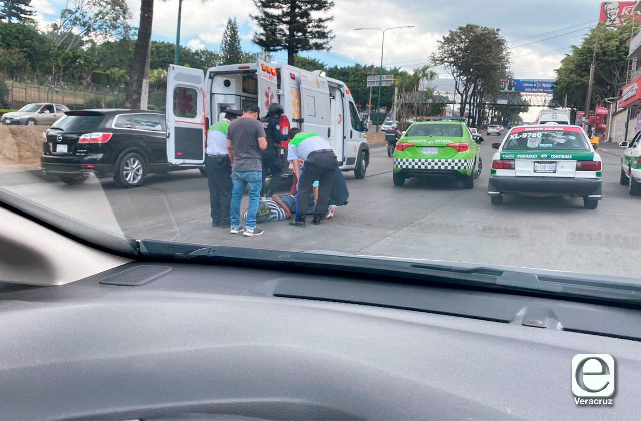 Conductor ebrio arrolla a motociclista en Xalapa; taxistas lo detienen