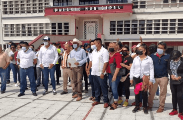 Candidatos a agentes municipales protestan en Coatza