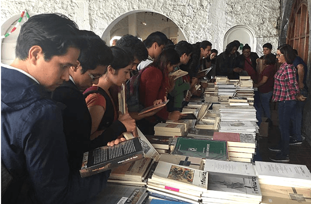 ¡Corre por el tuyo! UV remata libros en Xalapa desde 10 pesos
