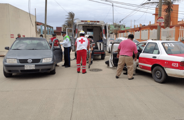 Dos lesionados tras choque entre taxi y auto en Coatza