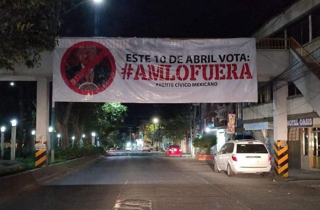 #AMLOFUERA: Amanecen lonas en Xalapa, Coatepec y Poza Rica