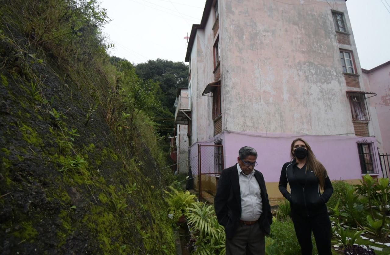 Daños por sismo y lluvias angustian a Elena y vecinos en Xalapa 2000 