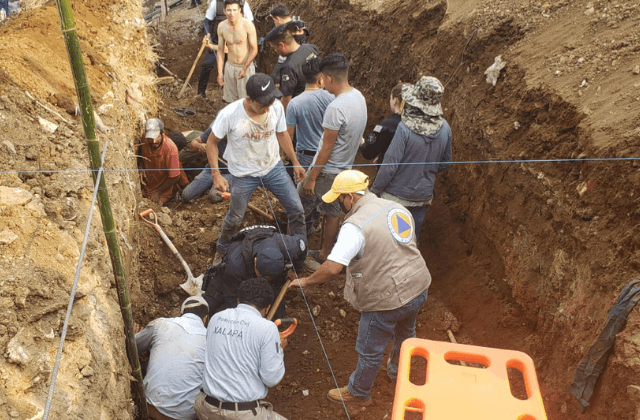 Derrumbe de tierra sepulta 2 personas en la Emiliano Zapata de Xalapa
