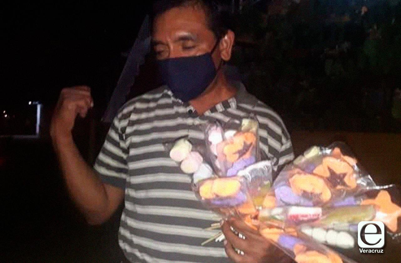 Desde hace 20 años Antonio vive de la venta de brochetas en Veracruz