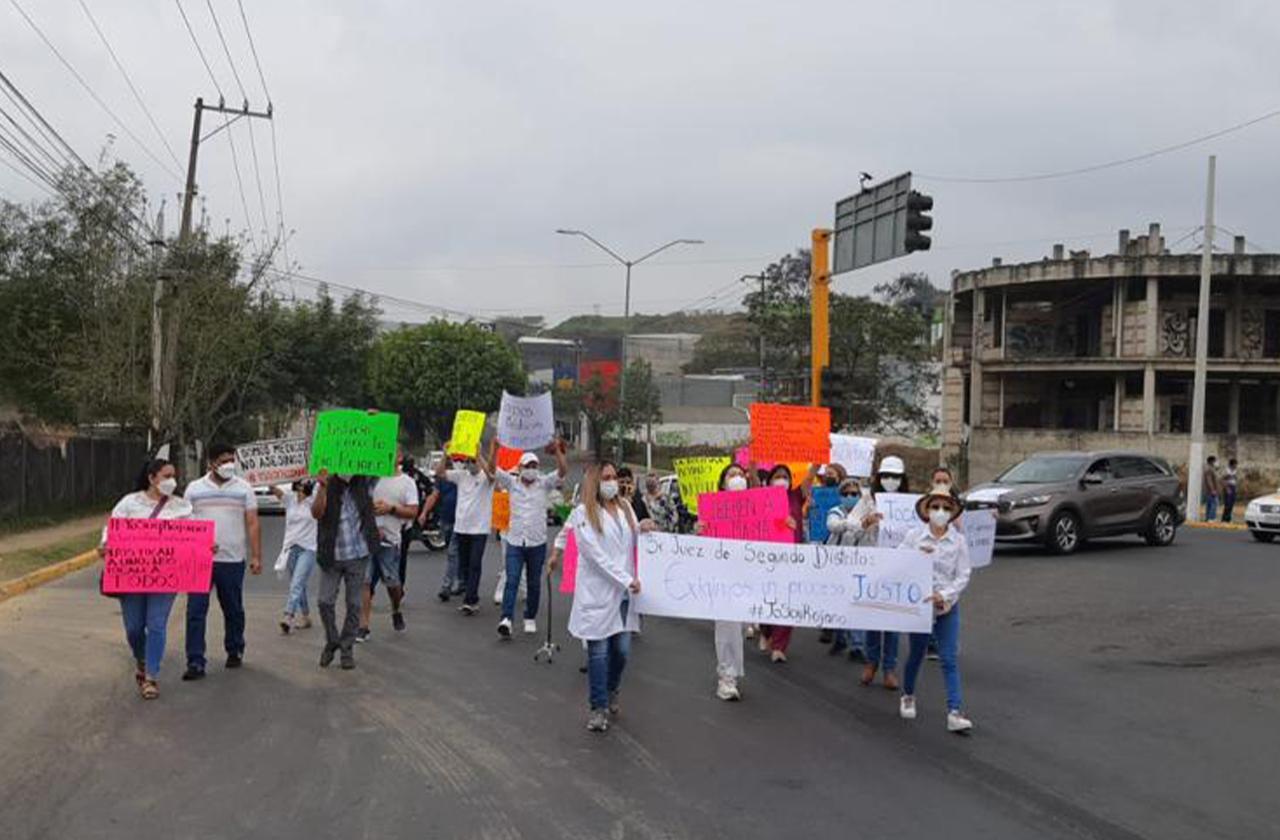 Detienen a médica por homicidio culposo; piden su liberación en Xalapa