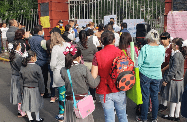 "Director acosador": Toman primaria de Orizaba en primer día de regreso