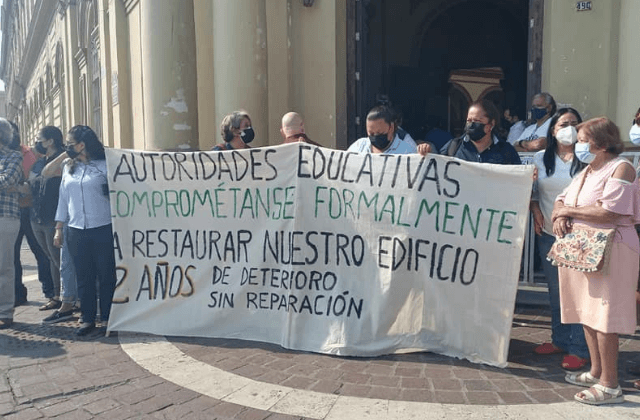 Docentes de Bachilleres de Veracruz exigen mantenimiento del edificio