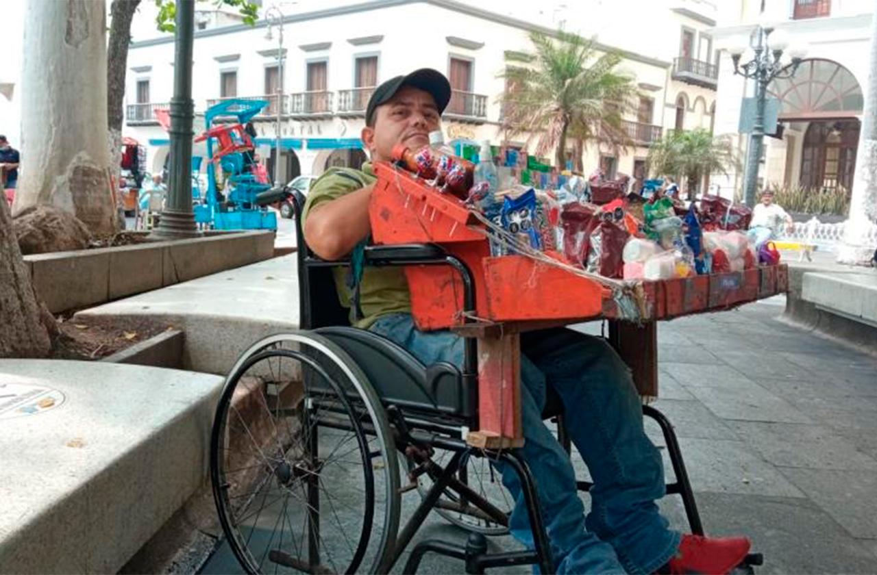 Eblin, migrante hondureño que vende dulces en el puerto para sobrevivir