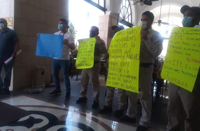 Acusan a trabajador de CFE en el Puerto por despidos injustificados