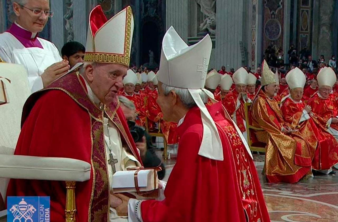 El Papa entregó el Palio a Monseñor Jorge Carlos Patrón Wong