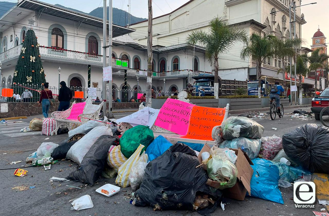 Llenan de basura palacio de Mendoza; trabajadores reclaman pagos