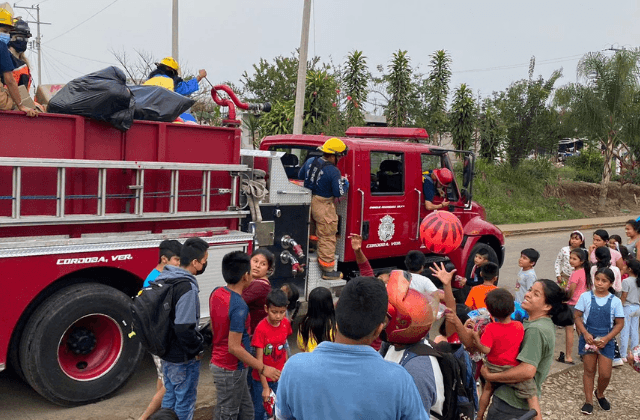 En Córdoba, Reyes Magos llegan a bordo del camión de bomberos