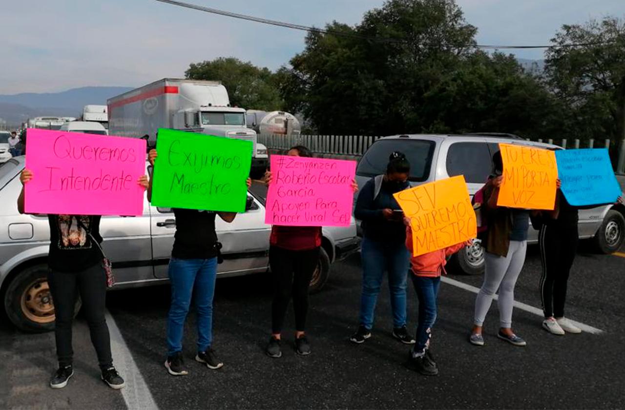 En Nogales, padres bloquearon autopista por falta de maestro 