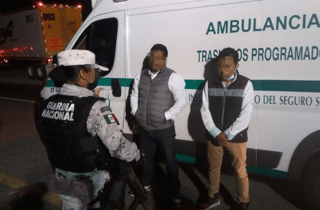 Detienen a 25 migrantes en carro con logos del IMSS, en Moloacán