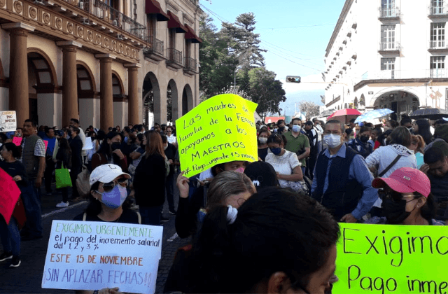 En Xalapa, persisten protestas de maestros por aumento prometido