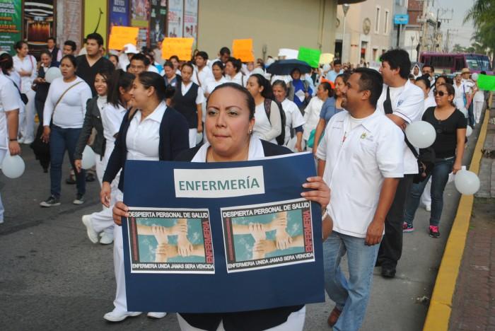 Marchan enfermeras en Orizaba, piden reconocer su profesión