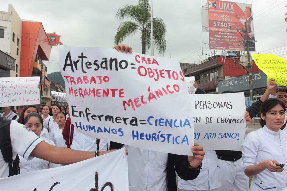 Marchan enfermeros y estudiantes de enfermería en Córdoba