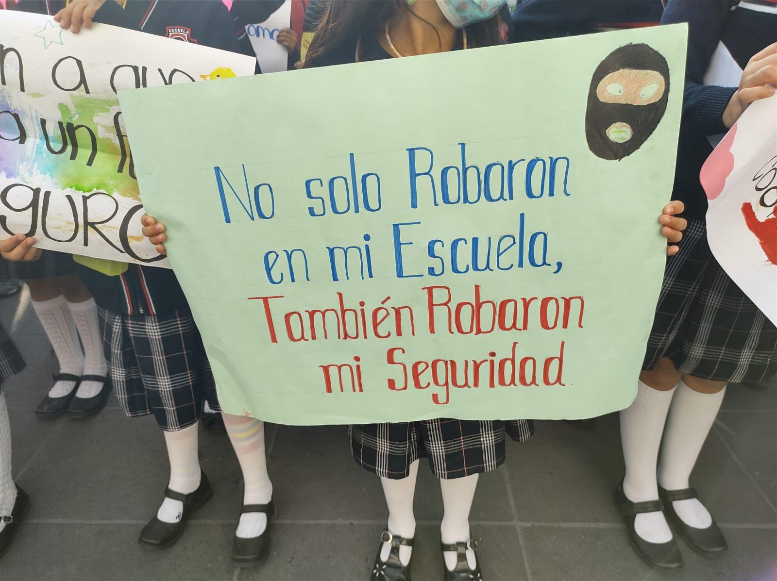 Robaron mi seguridad: Protestan por robos en escuela de Coatepec