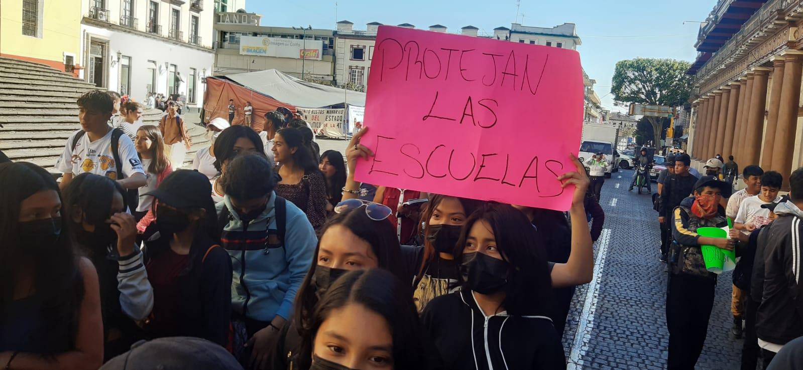Denuncian más de 30 saqueos e intimidaciones en telesecundaria de Xalapa