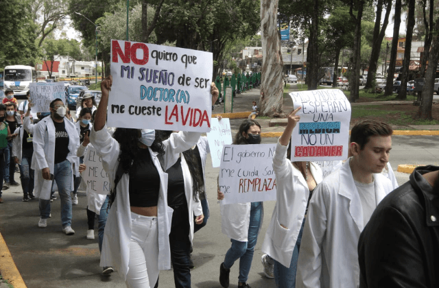 Estudiantes de Medicina UV marchan en Xalapa y piden seguridad