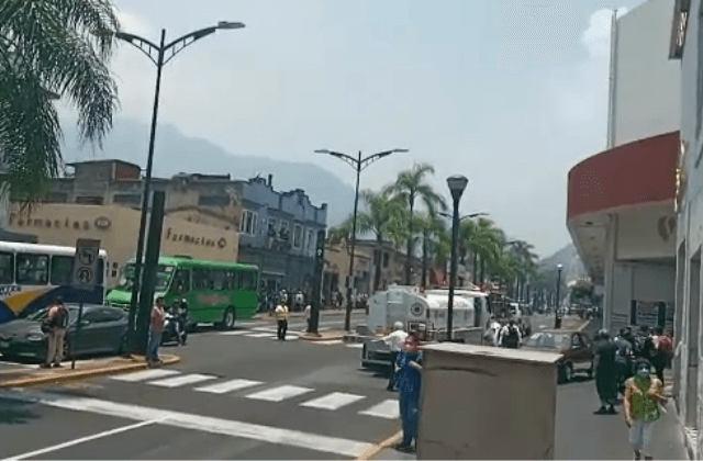 Evacúan a clientes en Soriana de Orizaba tras incendio
