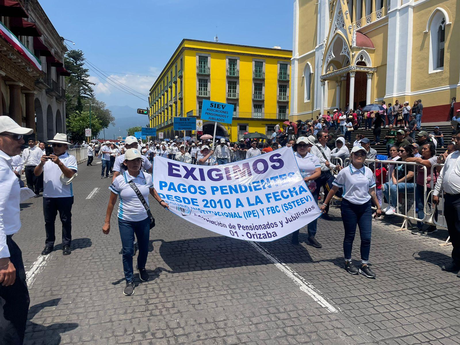 Entre protestas y exigencias, desfilan en Xalapa por el Día del Trabajo