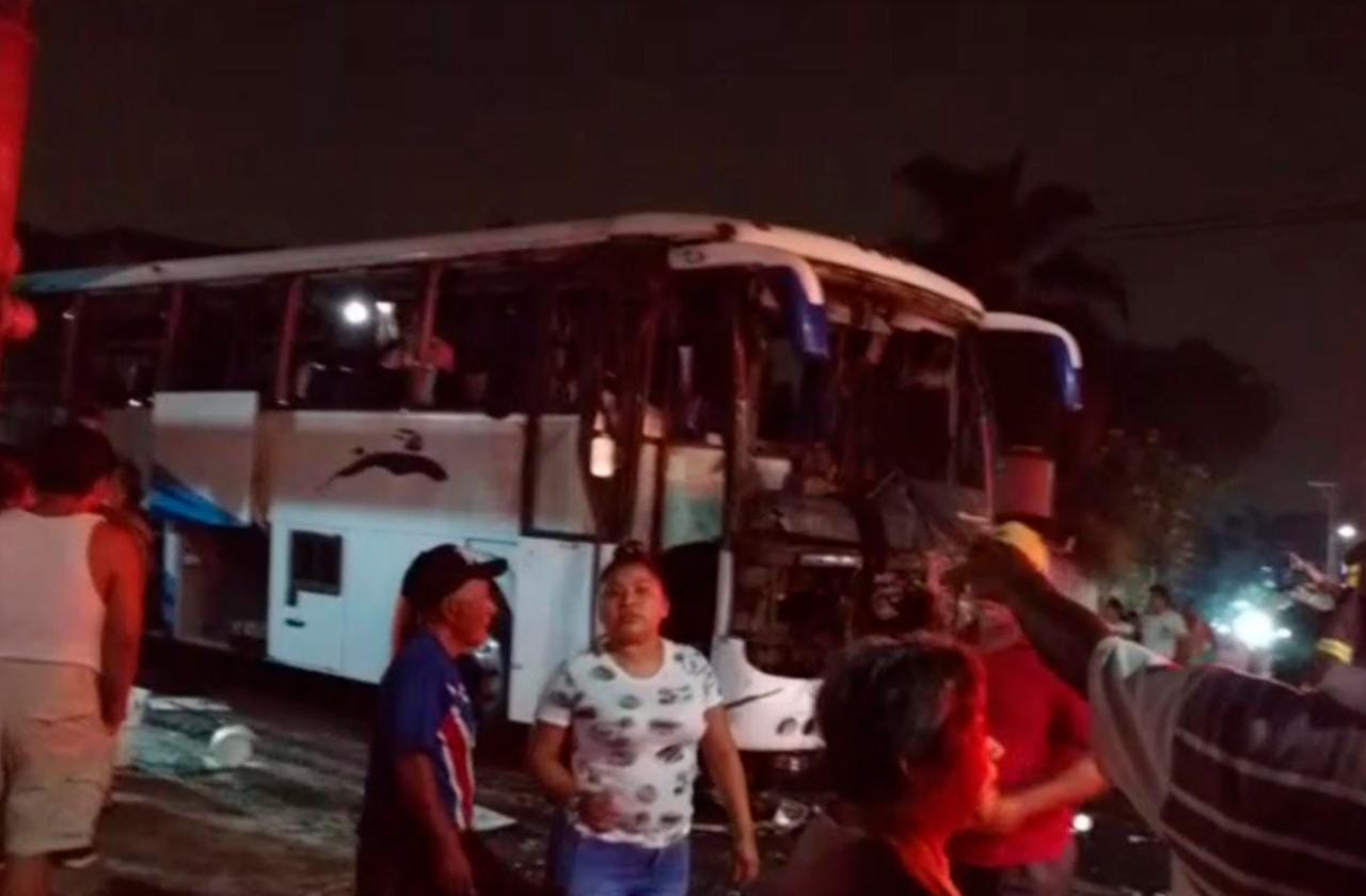 Explotan cohetones y se incendia autobús con peregrinos en Córdoba