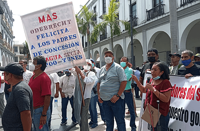 Extrabajadores del SAS marchan en Veracruz; piden salida de Grupo MAS