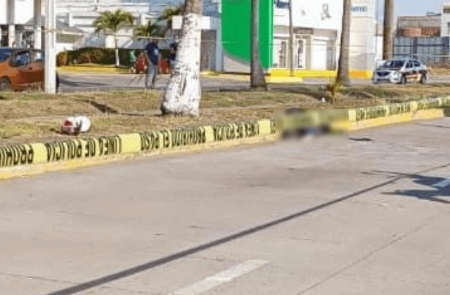 Motociclista muere en bulevar de Boca del Río tras derrapar